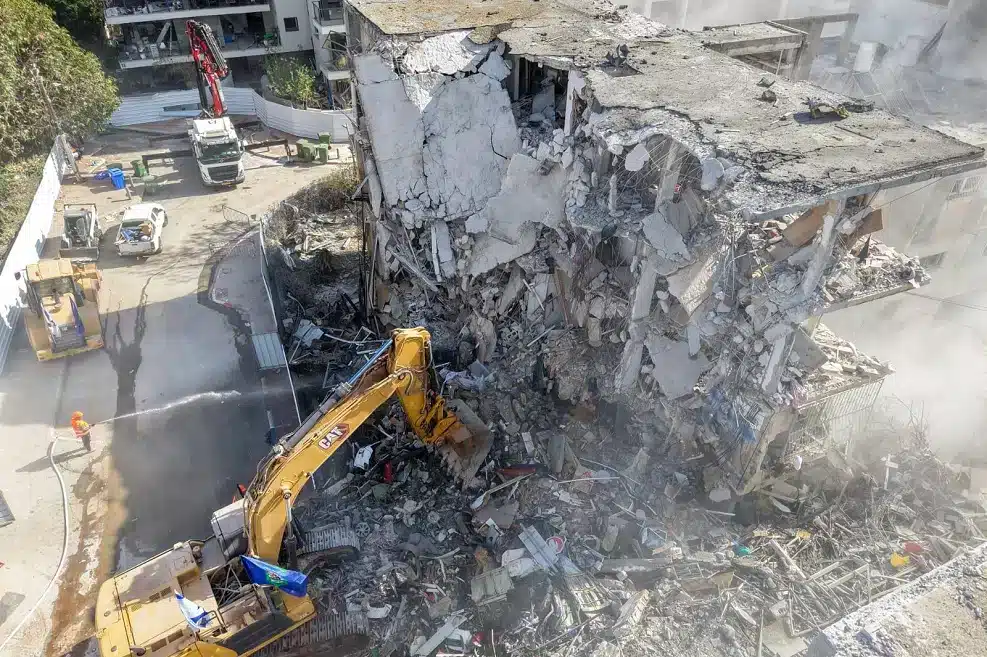 הריסת בניינים שנפגעו מנפילת טילים במהלך מלחמת "עם כלביא", רמת גן. צילום: אורי חבושי// באדיבות דוברות העירייה