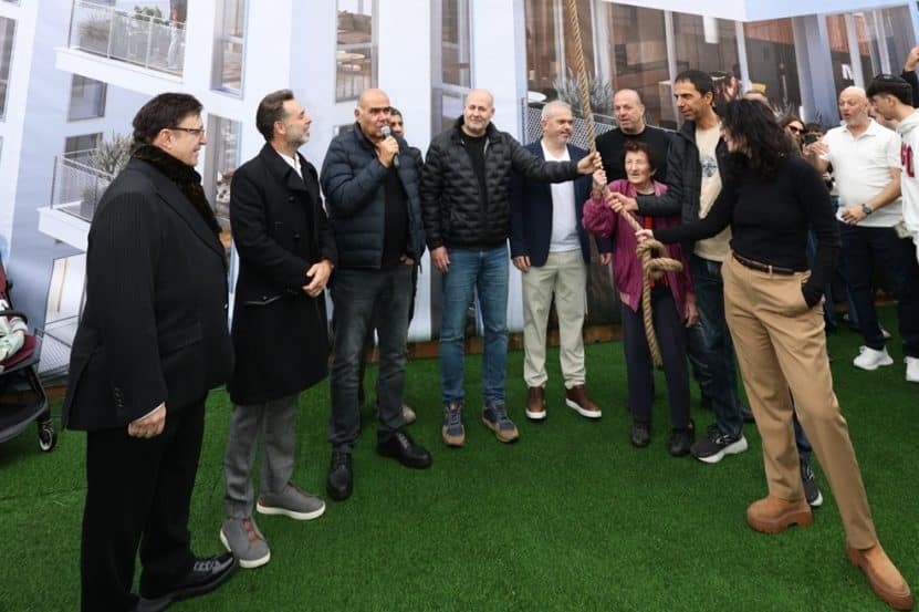 נציגי הדיירים מצלצלים בפעמון רגע לפני תחילת ההריסה | ברק רוזן, נחשון קויתי, עופר נמרודי // צילום: חן גלילי