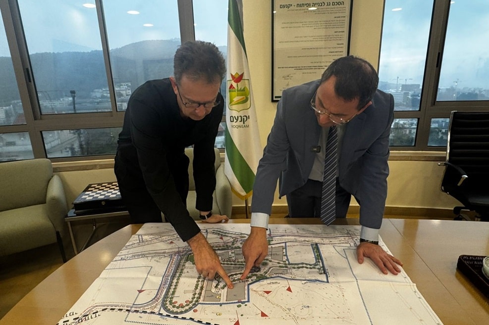 ראש העיר רומן פרס בוחן את תכנית ההתרחבות // צילום: דוברות עיריית יקנעם עילית