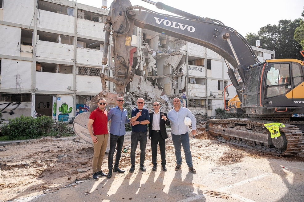 מימין : איל אוהב ציון, עו"ד איתמר פנץ, צבי פוקס, רן ינאי ועו"ד עידן מנצ'ל // צילום: ינאי אלפסי